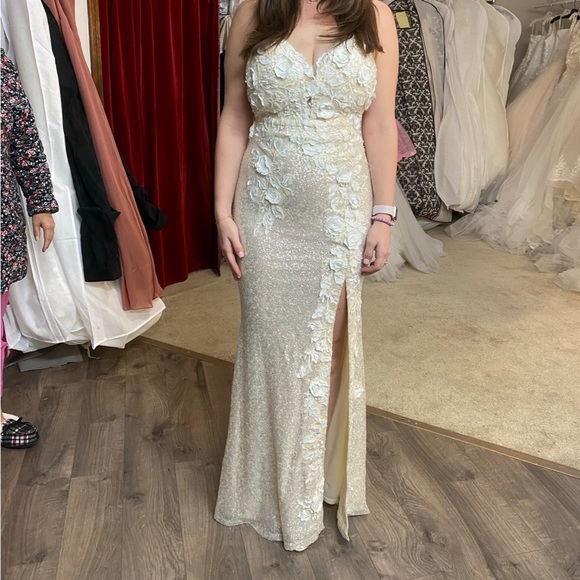 Jovani - 1012 Sequined floral Applique Gown altered worn once size 2 - Picture 2 of 3